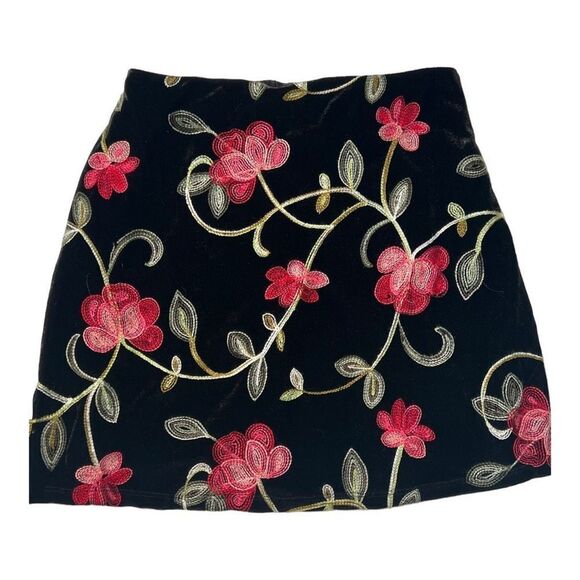 Francesca's Women's Anet Velvet Embroidered Floral Mini Skirt Size Small - Picture 3 of 7
